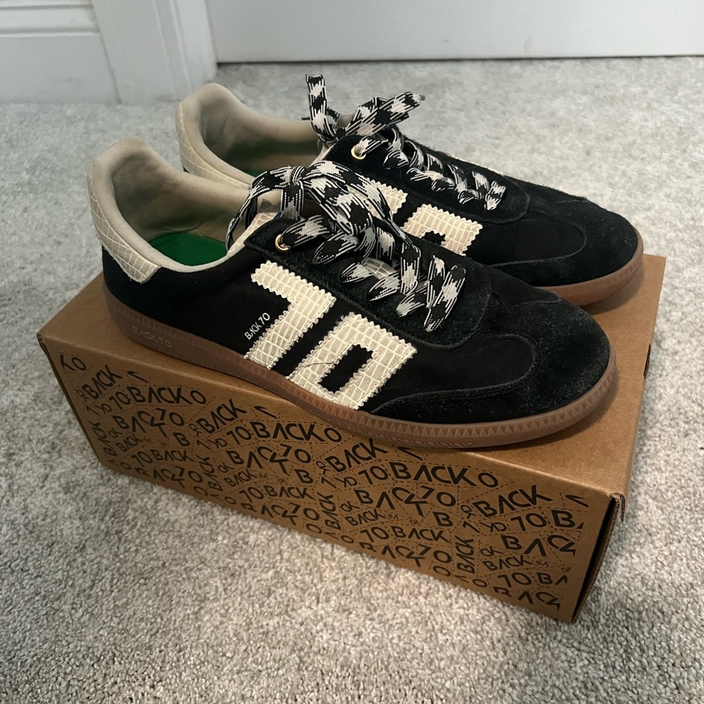 Back 70 Woman’s  Black and White Sneakers